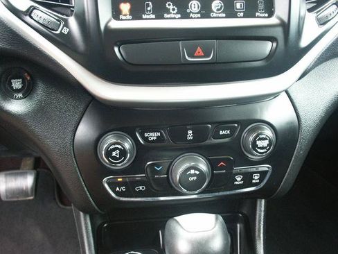 Used 2018 Jeep Cherokee Latitude Plus AWD/4WD image 11