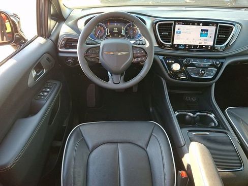 Used 2025 Chrysler Pacifica Limited FWD image 11