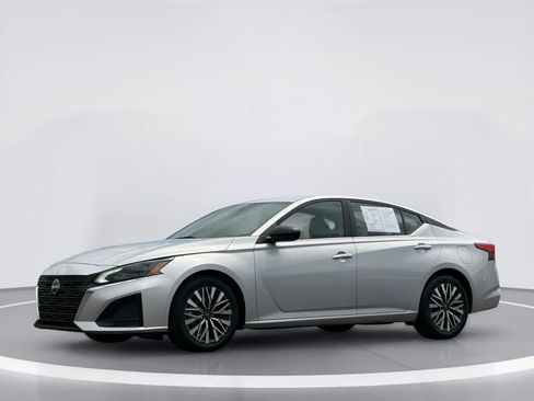 Used 2024 Nissan Altima 2.5 SV FWD image 2