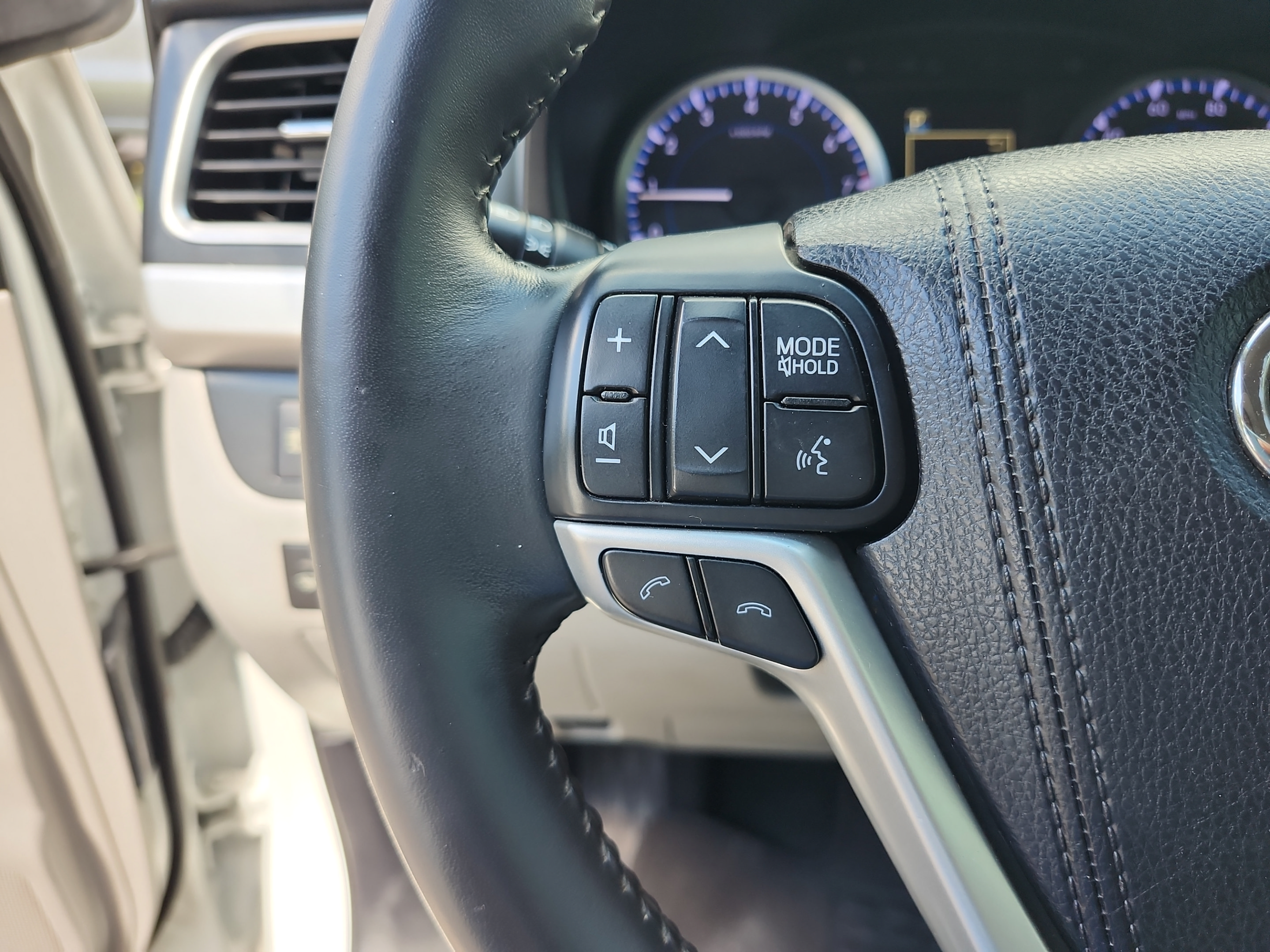 Used 2018 Toyota Highlander Plus FWD image 13