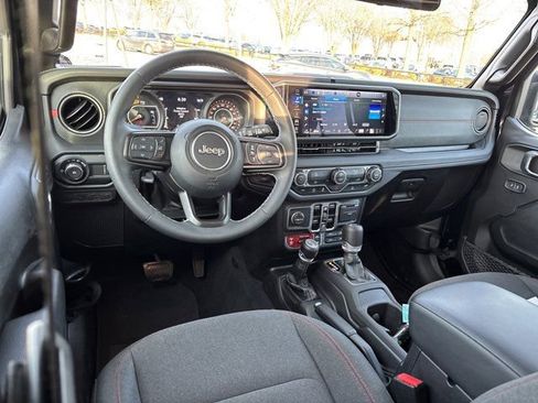 Used 2025 Jeep Wrangler Rubicon image 17