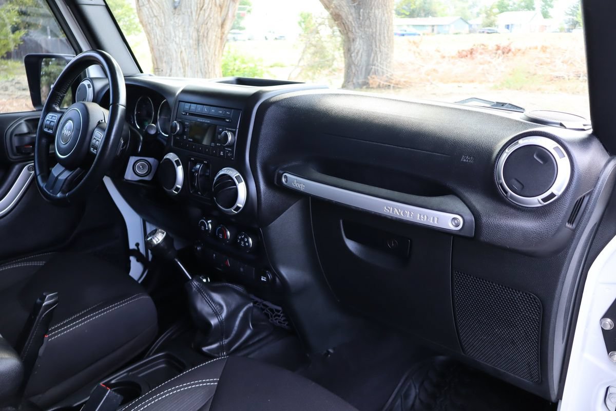 Used 2015 Jeep Wrangler Unlimited Rubicon w/ Connectivity Group AWD/4WD image 18