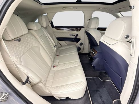 Used 2018 Bentley Bentayga image 21
