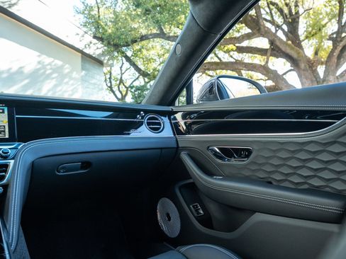 Used 2025 Bentley Flying Spur Plug-In Hybrid AWD/4WD image 36