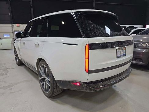 Used 2024 Land Rover Range Rover SE image 2