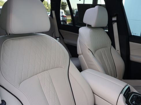 Used 2025 BMW X5 xDrive40i w/ M Sport Package AWD/4WD image 31