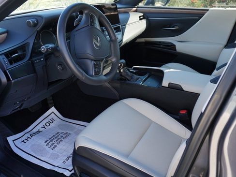 Certified 2025 Lexus ES 300h w/ Premium Package image 5