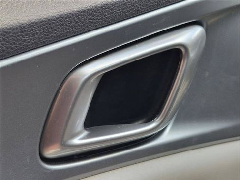 Used 2024 Kia Carnival LX FWD image 13