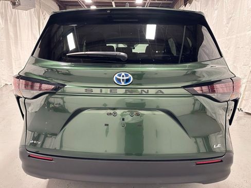 Used 2025 Toyota Sienna LE image 6