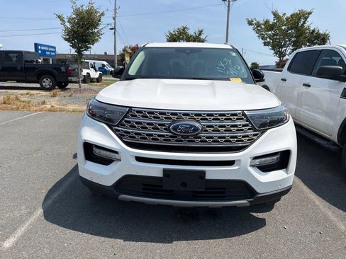 Used 2022 Ford Explorer Limited w/ Equipment Group 301A RWD image 2