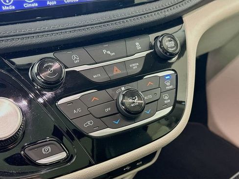 Used 2018 Chrysler Pacifica Limited w/ Tire & Wheel Group image 17