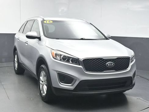 Used 2016 Kia Sorento FWD w/ LX Convenience Package image 2