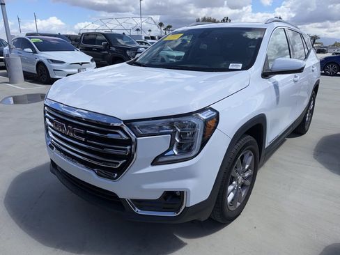 Used 2022 GMC Terrain SLT image 2