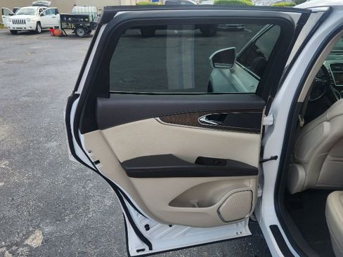 Used 2016 Lincoln MKX Reserve w/ Technology Package FWD image 11