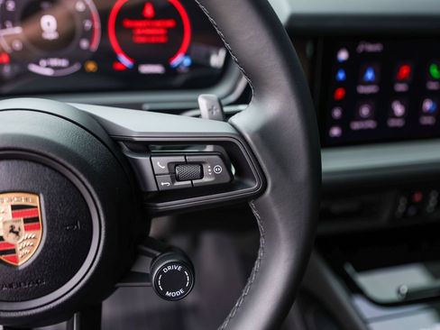 Certified 2025 Porsche Cayenne AWD/4WD image 19