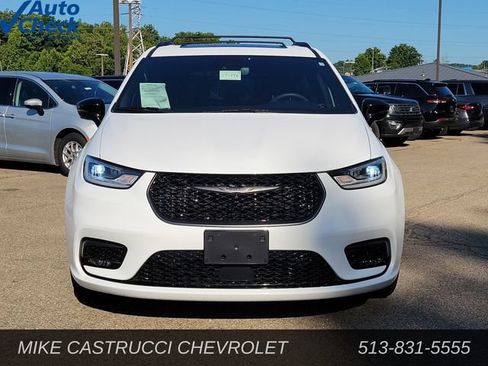 Used 2024 Chrysler Pacifica Limited w/ Uconnect Theater Family Group FWD image 8