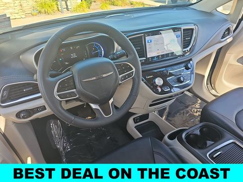 Used 2024 Chrysler Pacifica Select image 17