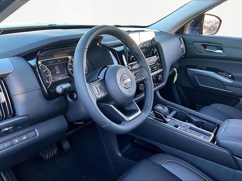 New 2025 Nissan Pathfinder SL image 6