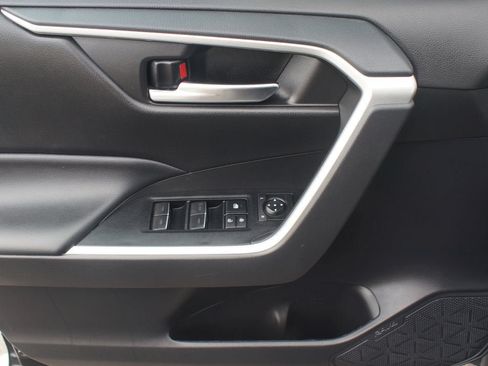 Used 2022 Toyota RAV4 XLE AWD/4WD image 29