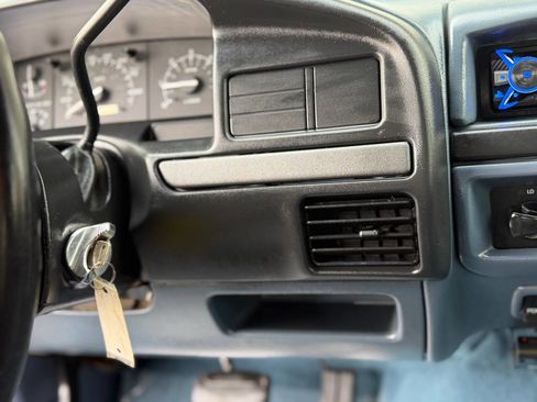 Used 1993 Ford F250 XLT image 32