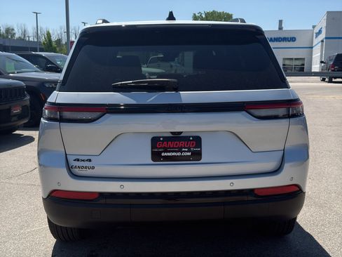 Used 2025 Jeep Grand Cherokee Altitude AWD/4WD image 7