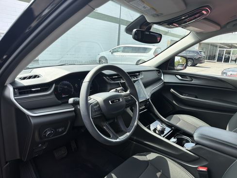 Used 2023 Jeep Grand Cherokee Laredo w/ Luxury Tech Group I AWD/4WD image 9