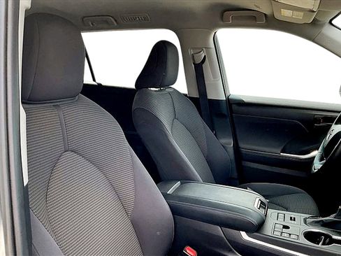 Used 2024 Toyota Highlander LE image 7