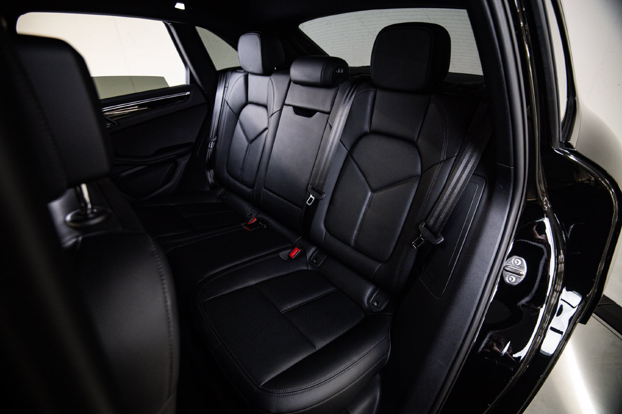 Certified 2023 Porsche Macan AWD/4WD image 24