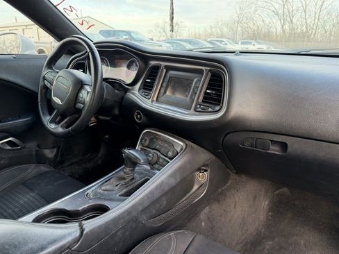 Used 2015 Dodge Challenger SXT image 6