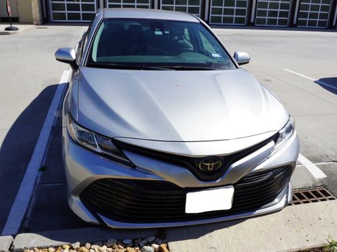 Used 2020 Toyota Camry LE image 2