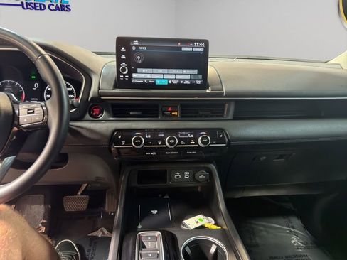 Used 2023 Honda Pilot Touring image 11