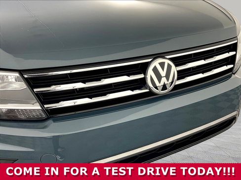 Used 2020 Volkswagen Tiguan SE w/ Panoramic Sunroof Package FWD image 31