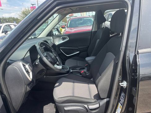 Used 2025 Kia Soul LX w/ LX Technology Package FWD image 24