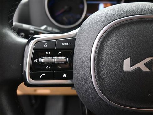 Used 2023 Kia Carnival LX image 28