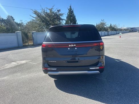 Used 2024 Kia Carnival LX image 7