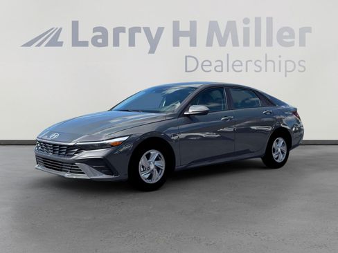 New 2026 Hyundai Elantra SE FWD image 2