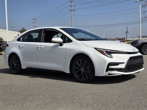 Used 2025 Toyota Corolla SE image 4