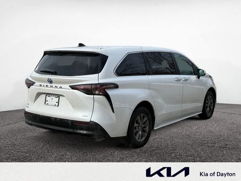 Used 2025 Toyota Sienna XLE image 5