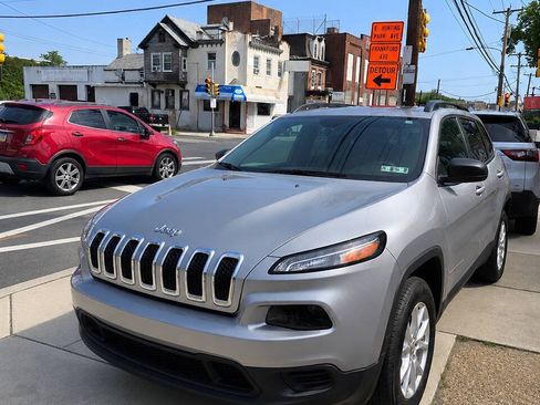 Used 2017 Jeep Cherokee Sport w/ Cold Weather Group AWD/4WD image 5