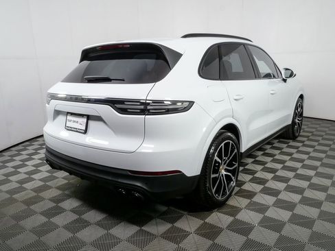 Certified 2023 Porsche Cayenne Platinum Edition image 31