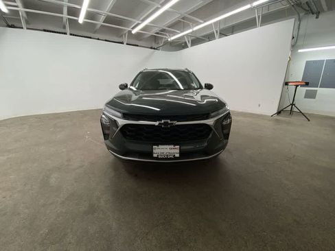 Used 2025 Chevrolet Trax LT w/ Driver Confidence Package image 9