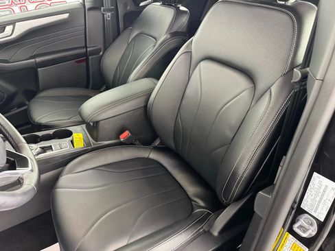 Used 2025 Ford Escape Platinum w/ Premium Technology Package AWD/4WD image 34