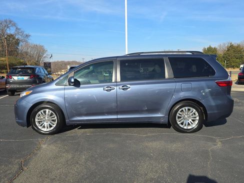 Used 2015 Toyota Sienna XLE image 12