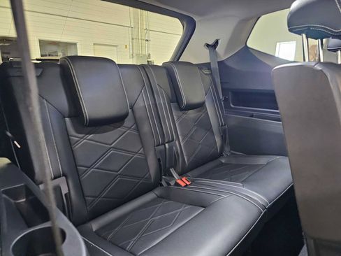 Used 2025 Volkswagen Atlas SE AWD/4WD image 14