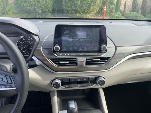 Used 2025 Nissan Altima 2.5 SV image 17