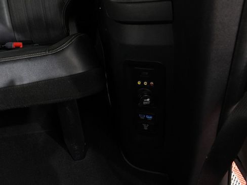 Used 2014 Chrysler Town & Country S FWD image 37