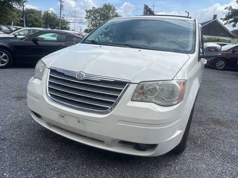 Used 2009 Chrysler Town & Country Touring FWD image 3