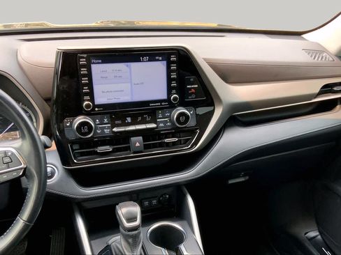 Used 2021 Toyota Highlander XLE FWD image 7