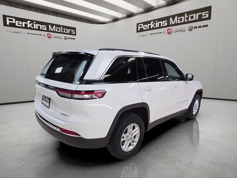 Used 2024 Jeep Grand Cherokee Laredo AWD/4WD image 5