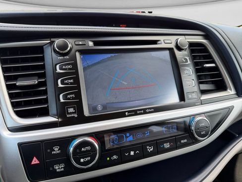 Used 2019 Toyota Highlander Limited Platinum AWD/4WD image 18